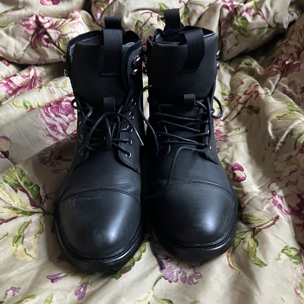 Men’s black boots worn 1 time